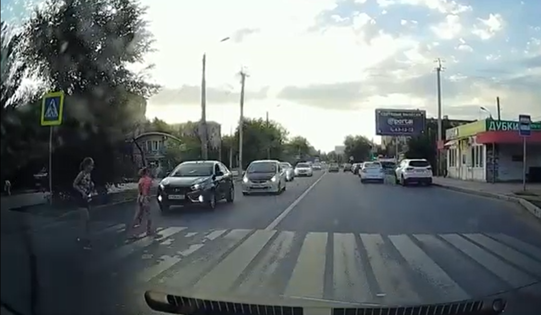 В Астрахани наглый водитель выехал на встречку и чуть не сбил трёх девочек на зебре: видео