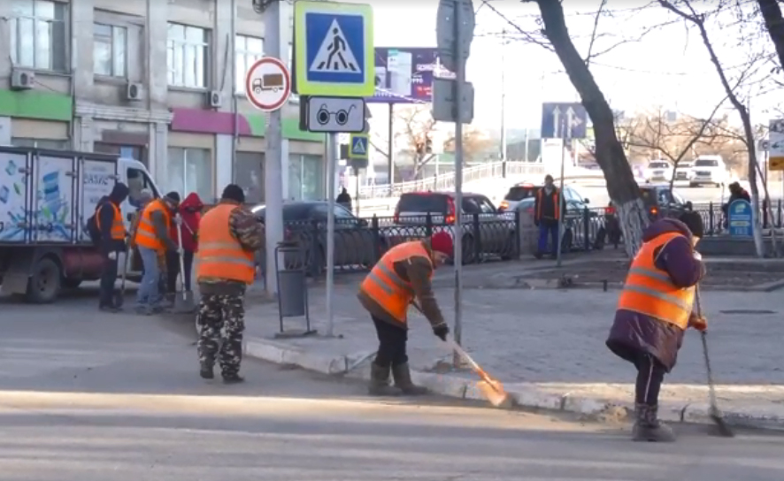 Астраханские коммунальщики активно готовят город к весне