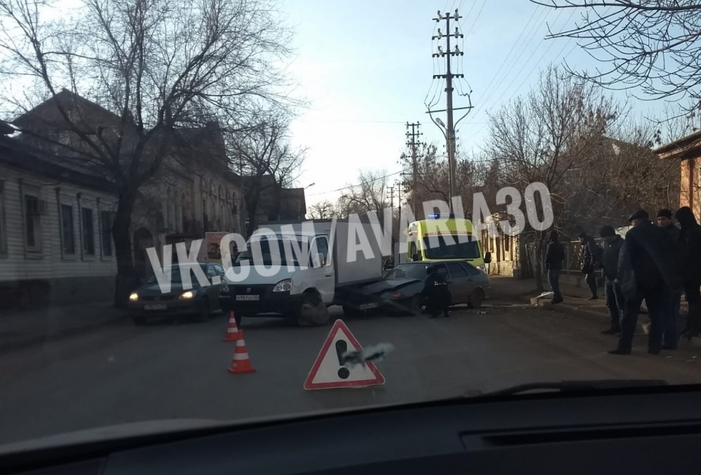 Серьёзная авария в Астрахани: грузовик раздавил легковушку