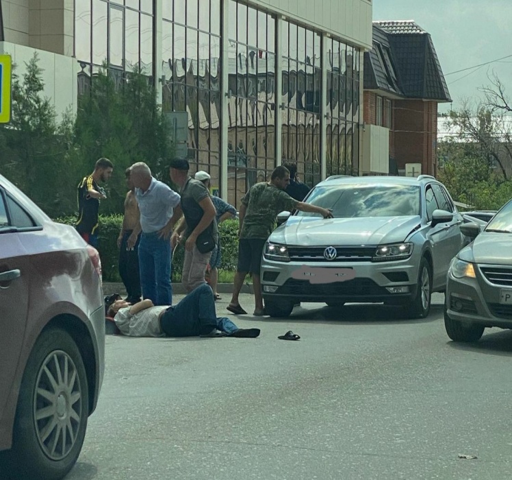  Астраханец попал под колеса молодого водителя и сломал нос