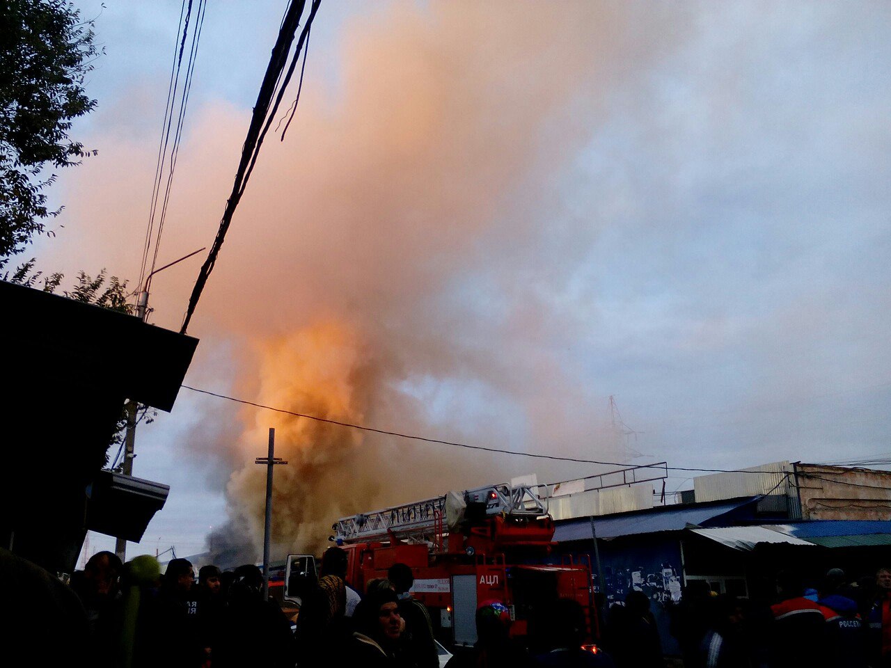 В Астрахани на рынке Большие Исады крупный пожар (ОБНОВЛЕНО!)