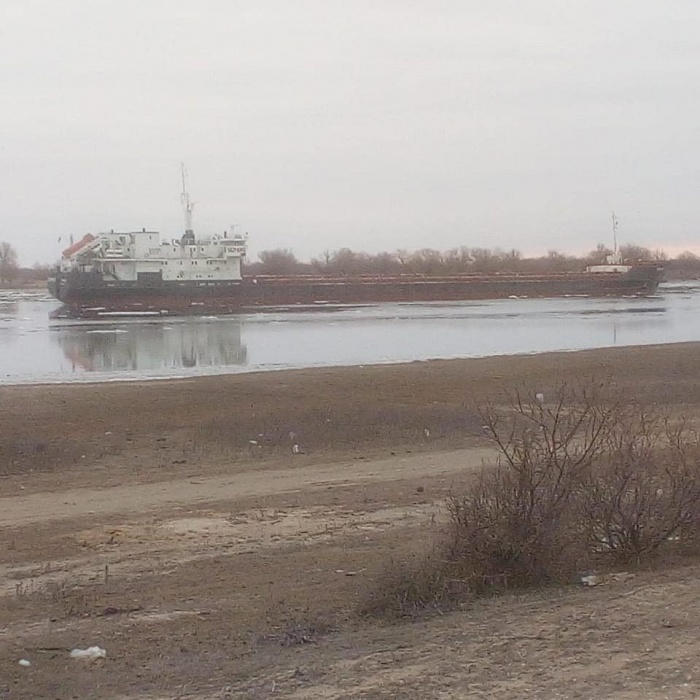 Сухогруз, застрявший в Астраханской области, ждет подмоги