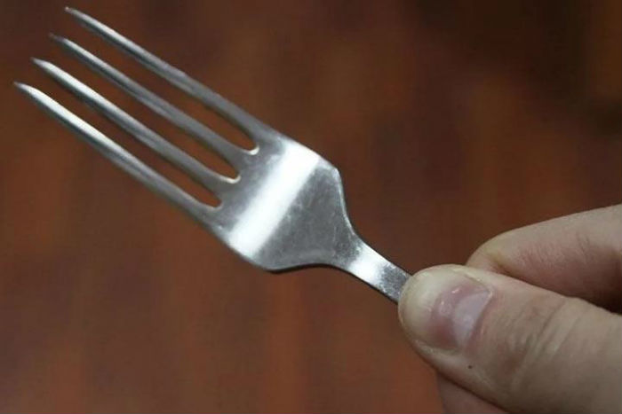 Астраханец грозил убить молодую соседку вилкой