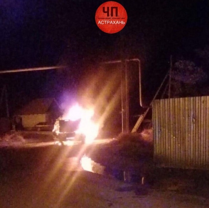 В Астраханской области машина загорелась в опасном месте