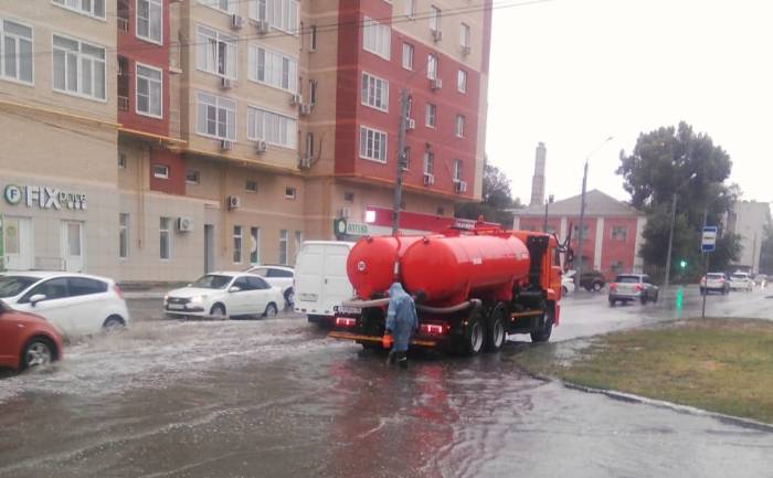 Около 500 кубометров воды уже откачали коммунальщики с улиц Астрахани