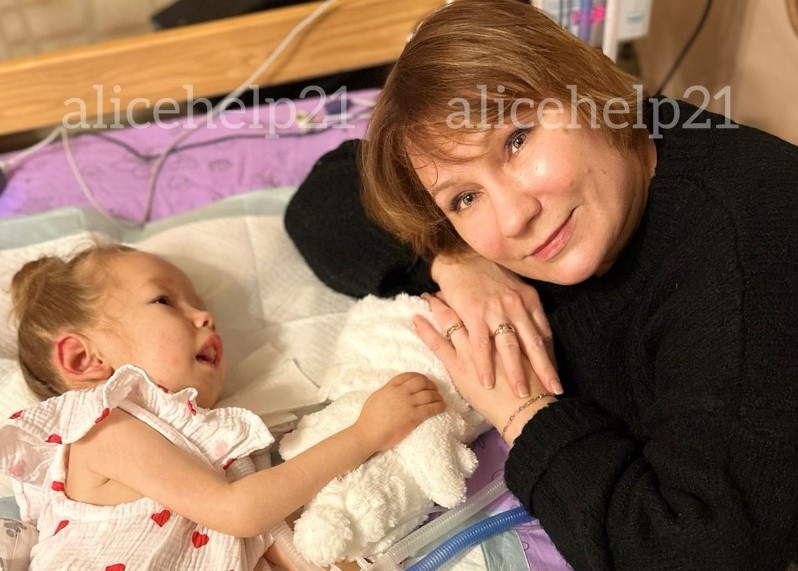 Народная артистка РФ спела для маленькой астраханки, видео