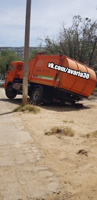В Астрахани мусоровоз провалился в чистилище