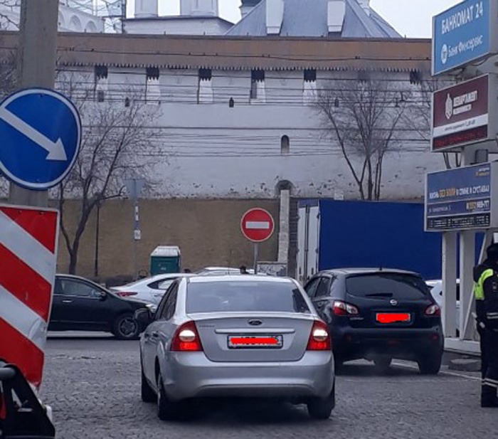 Астраханцы предупреждают о запрещенном выезде с парковки торгового центра