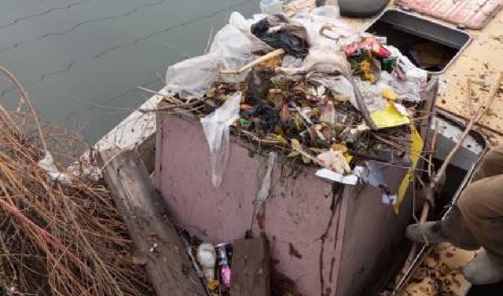 Городские каналы Астрахани продолжают очищать от мусора