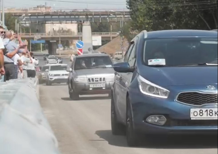 Первые машины проехали по Милицейскому мосту, радостно сигналя, видео
