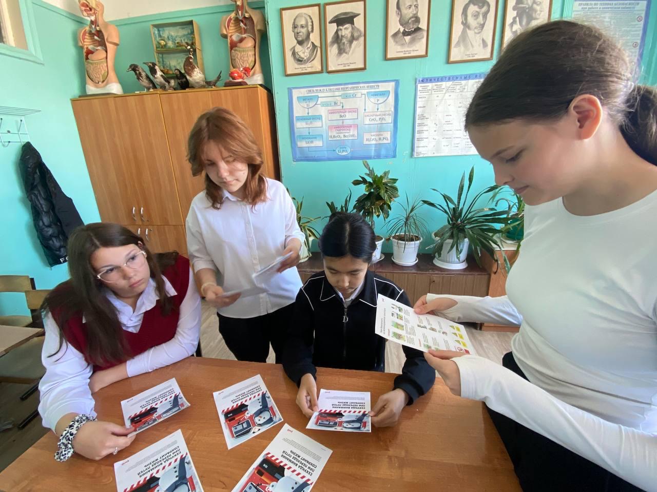 Школьникам в Астраханской области напомнили о правилах безопасности на железной дороге