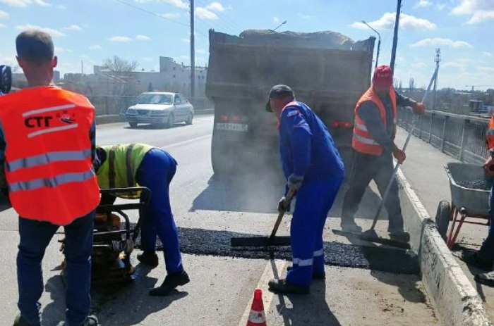 В Астрахани начался ямочный ремонт на основных магистралях города 
