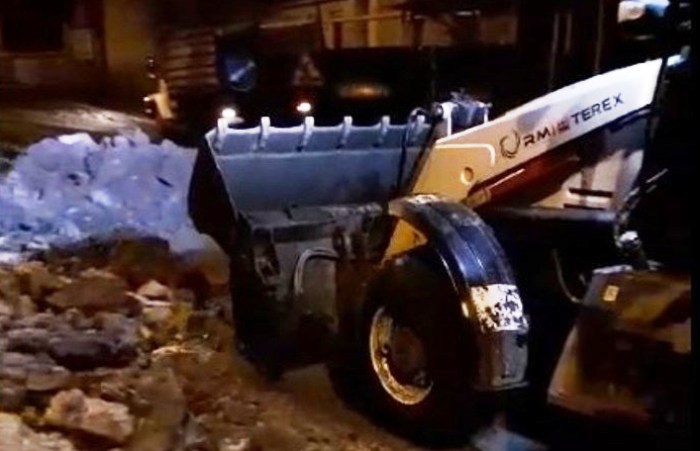 С улиц Астрахани вывезли более 85 тонн льда, который возник из-за аварийных прорывов водопроводных сетей 