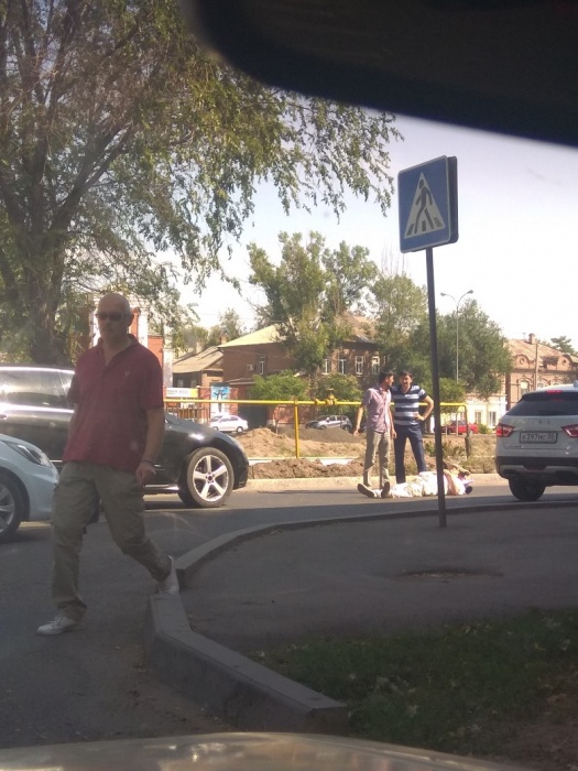 В Астрахани на Набережной 1 Мая Мерседес сбил мужчину