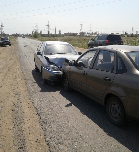В лобовом столкновении автомобилей в Астраханской области пострадали пять человек