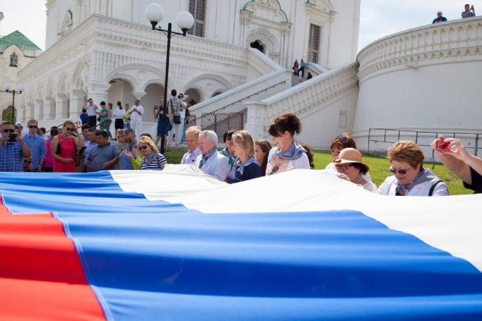 Игорь Бабушкин поздравил астраханцев с Днем российского флага