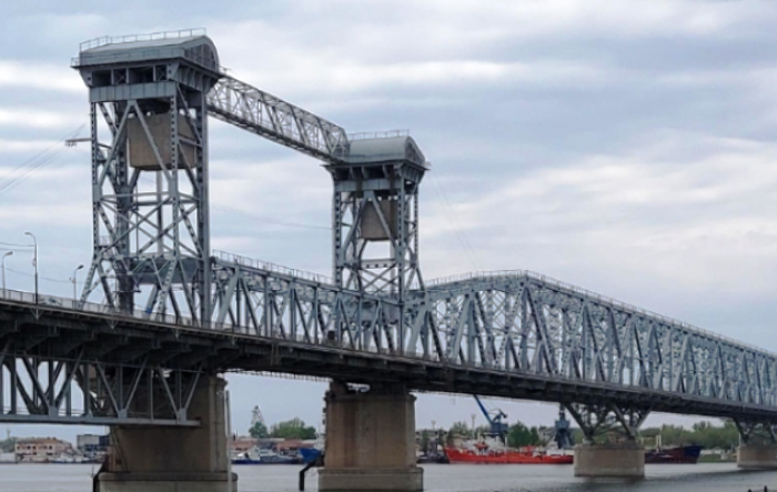 По Старому мосту Астрахани открыли реверсивное автодвижение