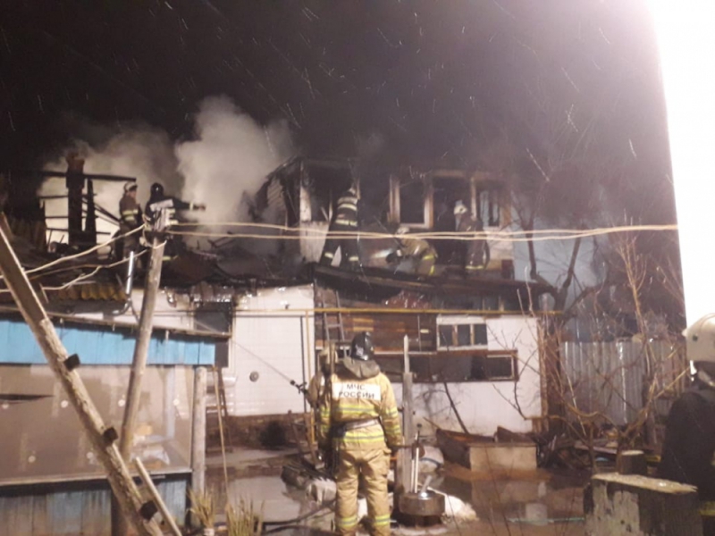 В Трусовском районе Астрахани произошёл крупный пожар. Горел жилой дом