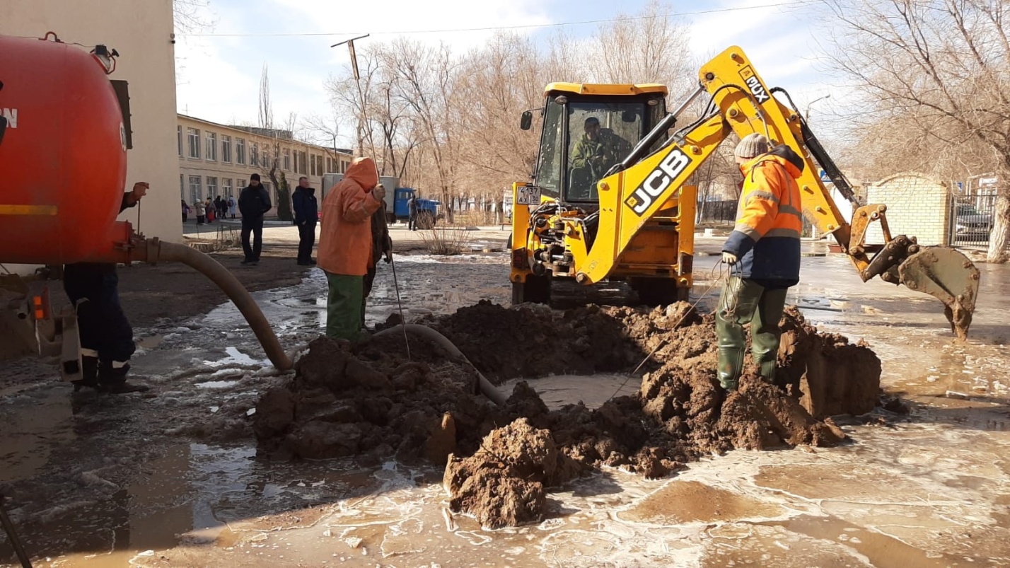 Во дворе астраханской школы разлилось озеро из фекалий