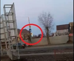 Праздник к нам приходит: астраханский светофор стал гирляндой