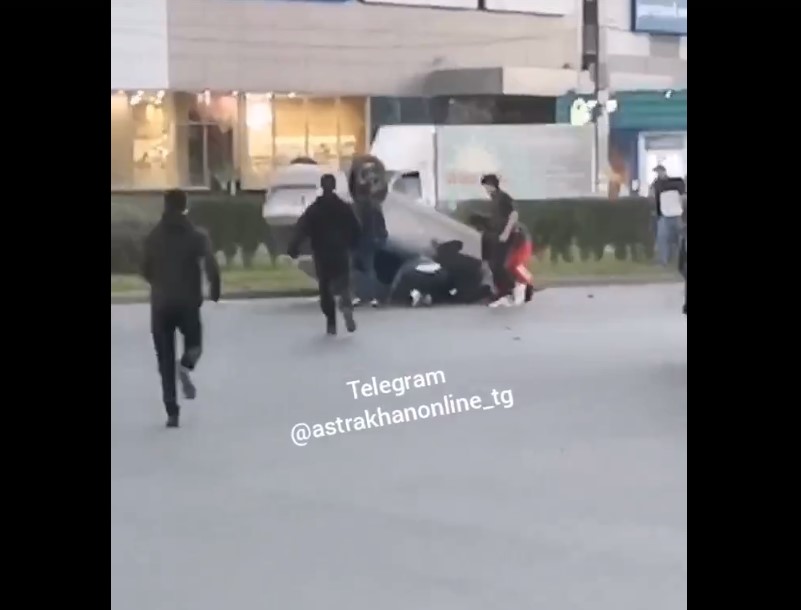 В Астрахани водитель не вписался в поворот у ТЦ "Ярмарка"