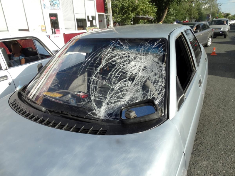 В Астрахани под машину попала школьница, перебегавшая дорогу, чтобы купить цветы