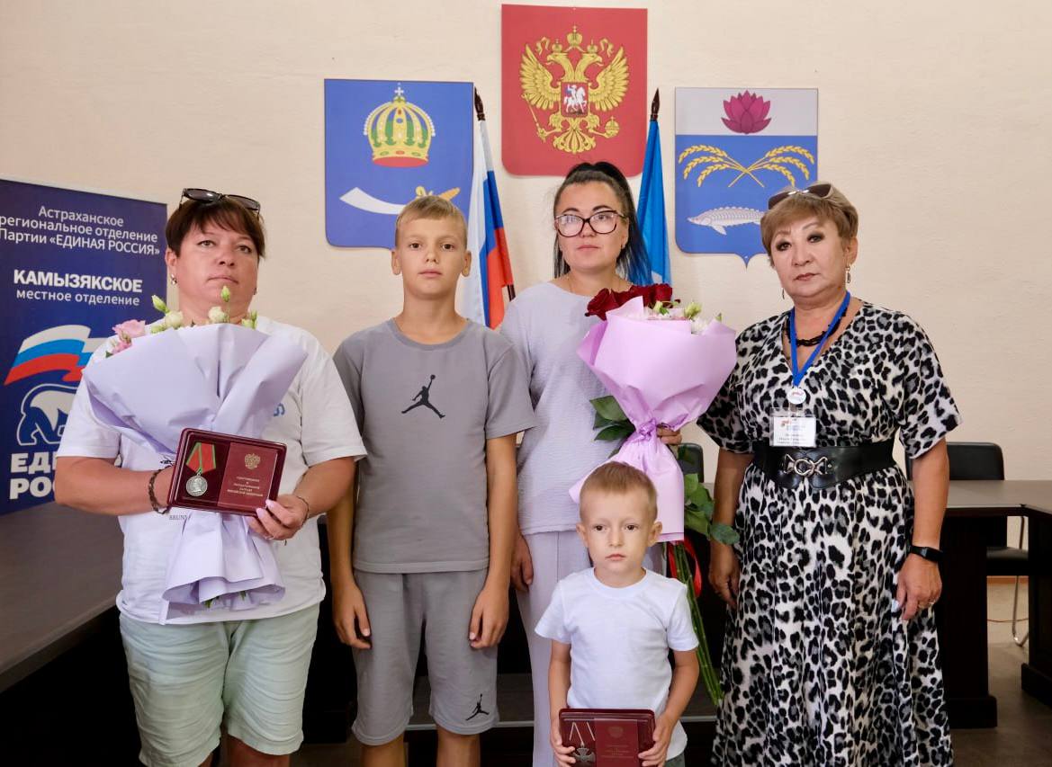 Семьям астраханских военных, погибших в ходе спецоперации, вручили государственные награды