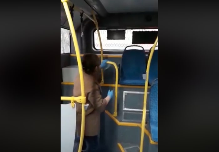 В Астрахани показали, как моют и дезинфицируют пассажирские автобусы 