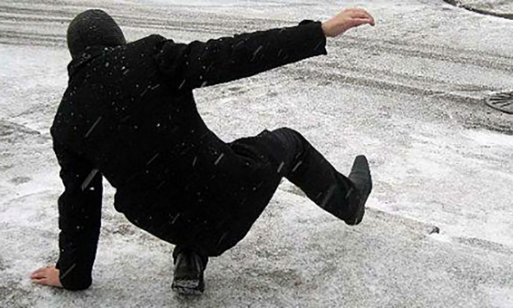 В снегопад в Астрахани травмпункт принял 145 человек