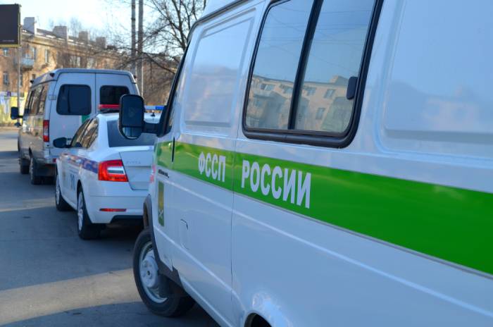 В Астрахани на дороге арестовали маршрутку