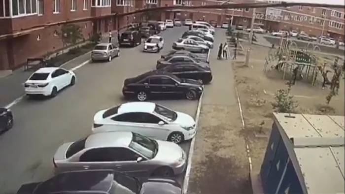 В Астрахани таксист сбил 7-летнюю девочку и скрылся: видео