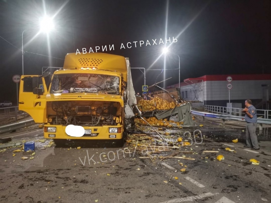 Кадры страшной аварии под Астраханью: КамАЗ смял ГАЗель с фруктами