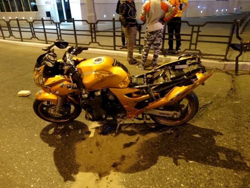 В Астрахани мотоцикл въехал забор 