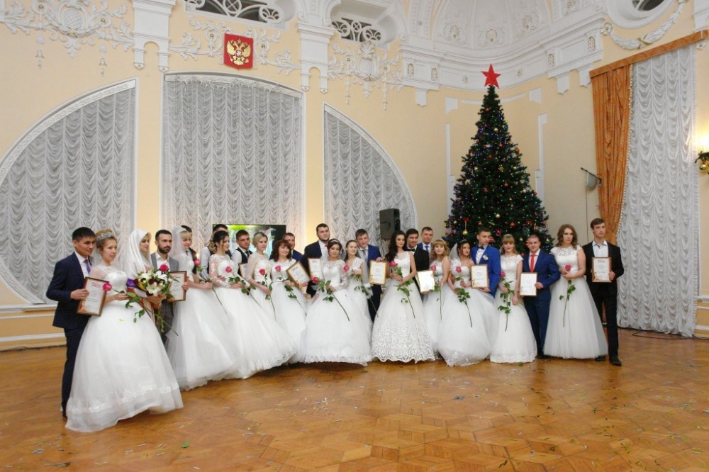 34 астраханские пары решили пожениться прямо в канун Нового года