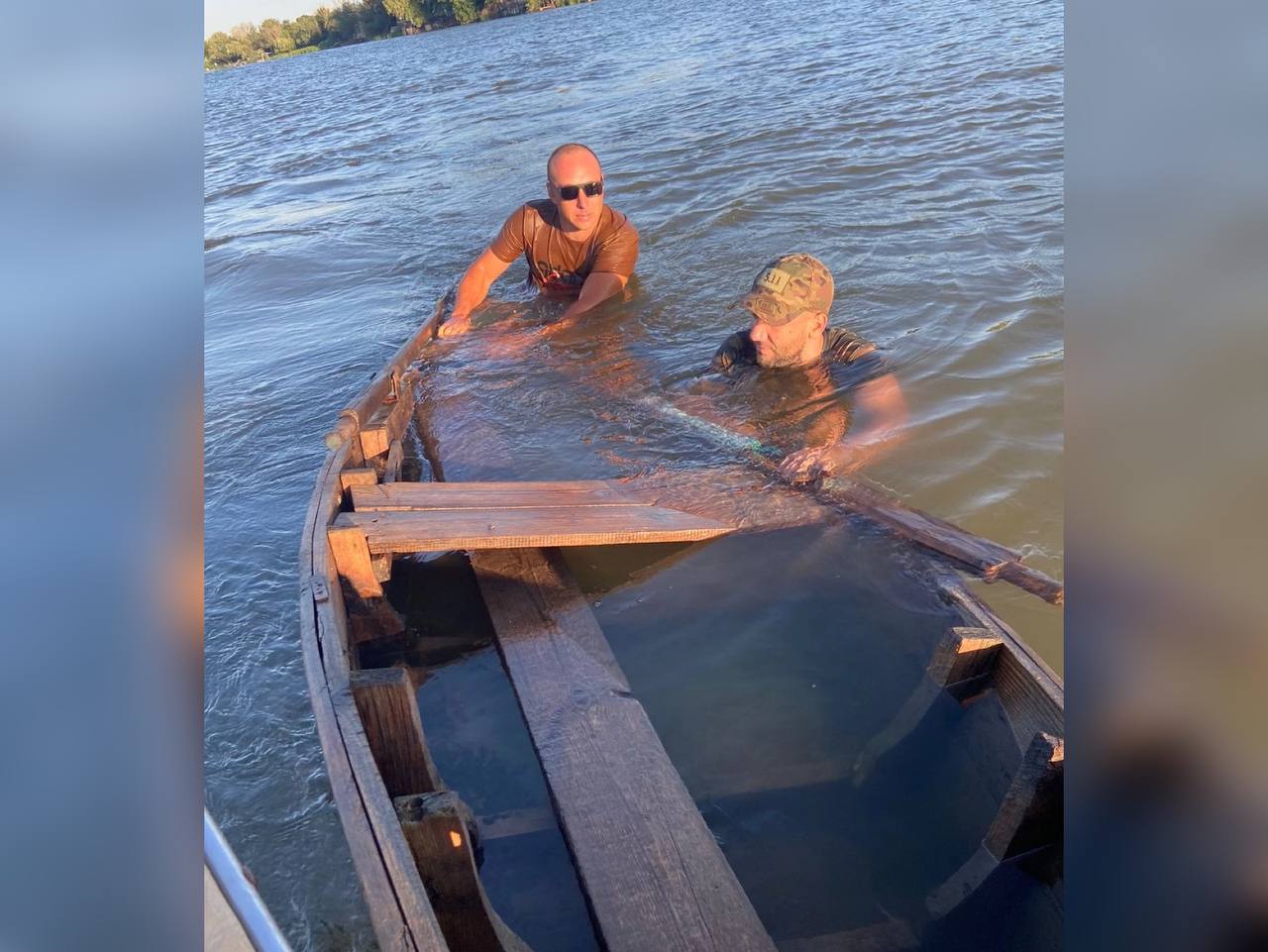 Астраханский матрос спас двух мужчин, терпящих бедствие на лодке