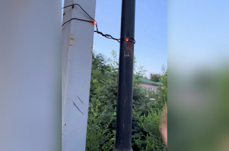 Астраханские школьники обратились в службу спасения из-за опасного фонаря