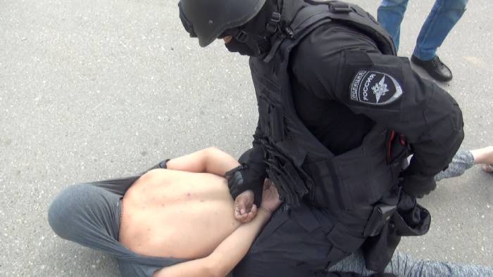 Наступили на лицо и били в грудь: под Астраханью сильно избили астраханку, заступившуюся за мужчину