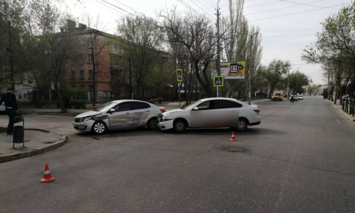 В центре Астрахани Nissan и KIA не поделили дорогу