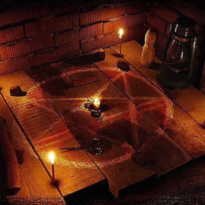 В Астрахани девушка стала уголовницей после неизвестных обрядов на кладбище