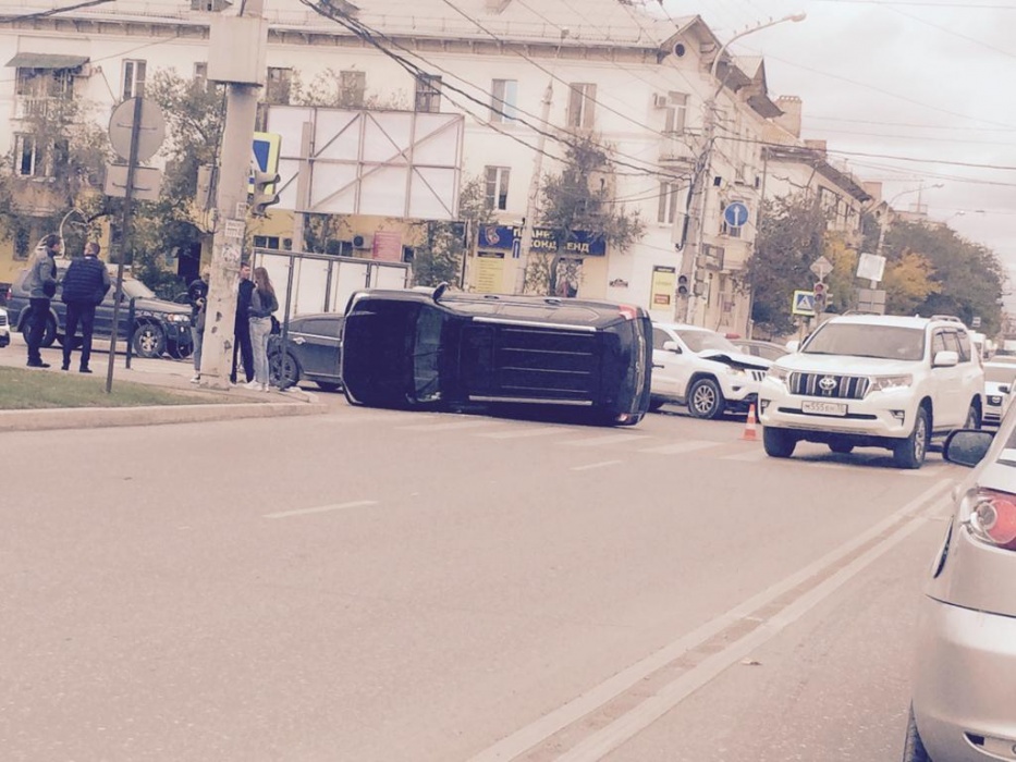 В Астрахани крутые машины не поделили дорогу: видео
