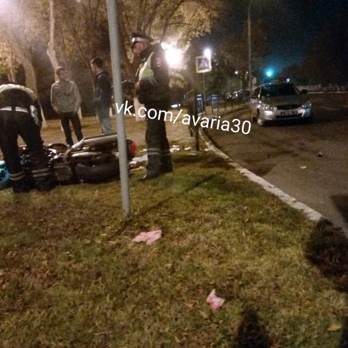 Ночью в Астрахани мотоциклист не справился с управлением и вылетел с дороги