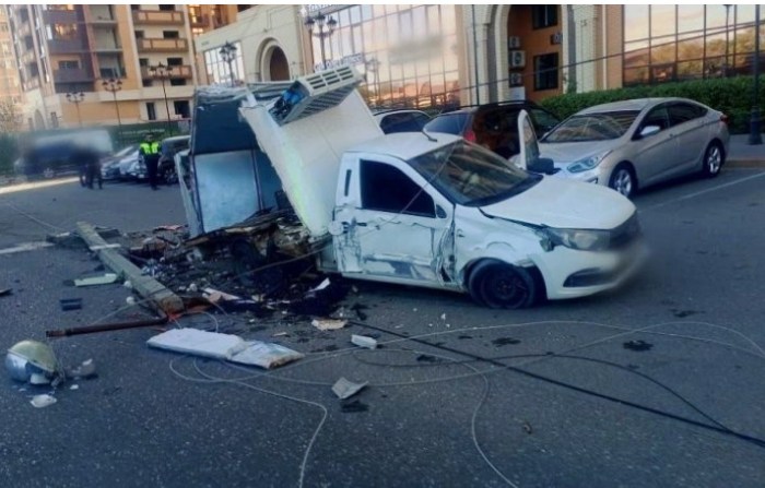 В Астрахани из-за взорвавшегося колеса фургон сбил два электростолба