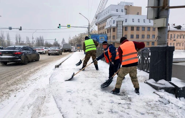 Из-за снегопада и гололеда глава Астрахани призвал горожан воздержаться от поездок на личном авто