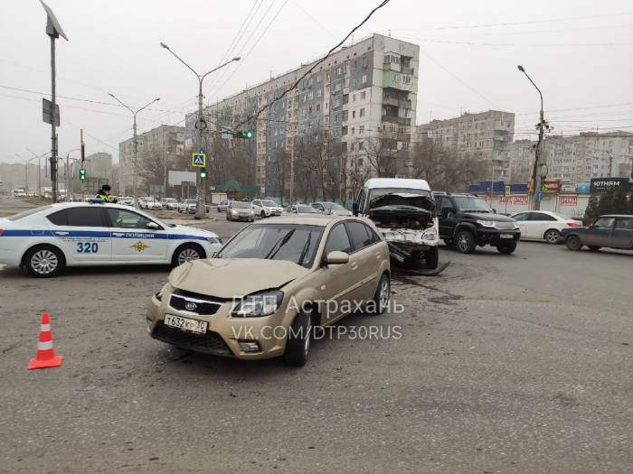 В Астрахани столкнулись маршрутка с легковушкой: пострадали трое