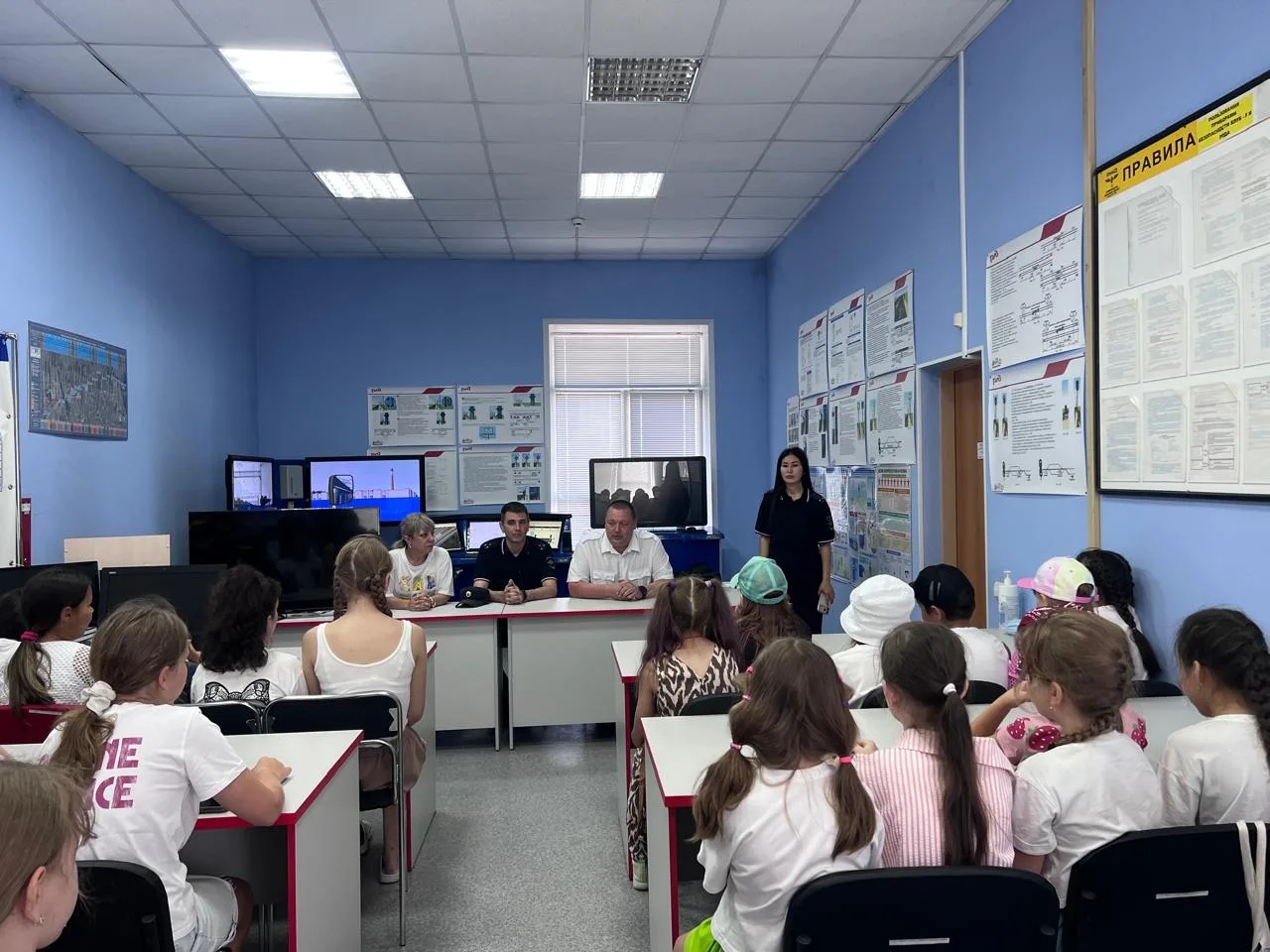 Астраханские школьники побывали на экскурсии в моторвагонном депо 