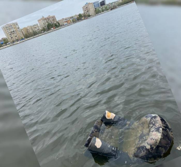 Фото дня: плавающий "трон" в астраханском канале