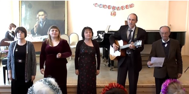 Астраханцы спели песню про Путина, потому что он "никогда не сдается"