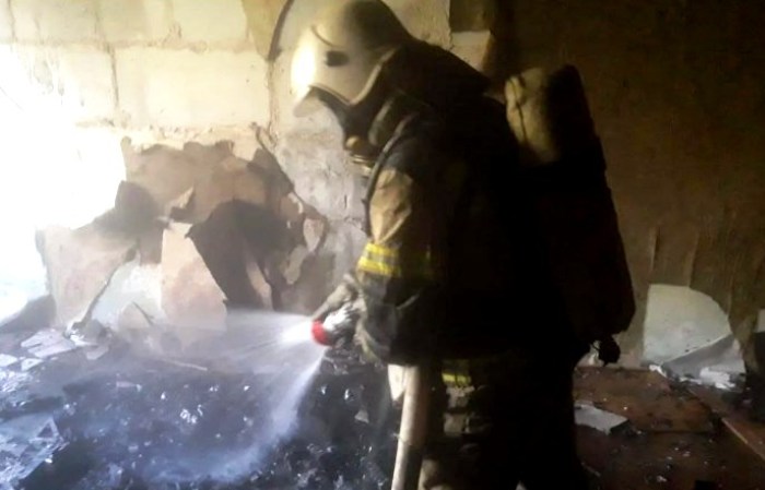 В двух вчерашних пожарах в Астрахани одна женщина погибла, а другую отвезли в больницу