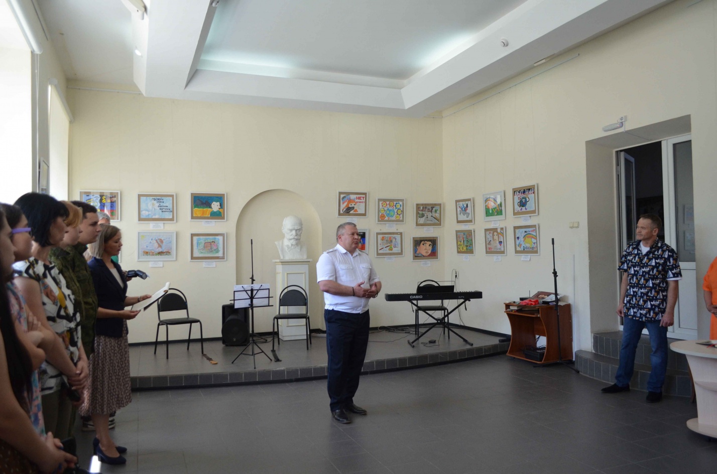 Для астраханских детей, родители которых не платят алименты, прошли мастер-класс по рисованию и фотовыставка «Мы из Донбасса»