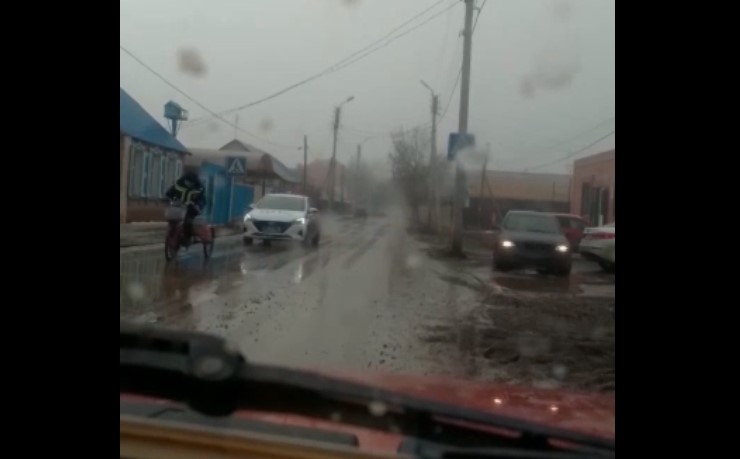 Что они делают? В сети обсуждают кадры с астраханским полицейским на трицикле